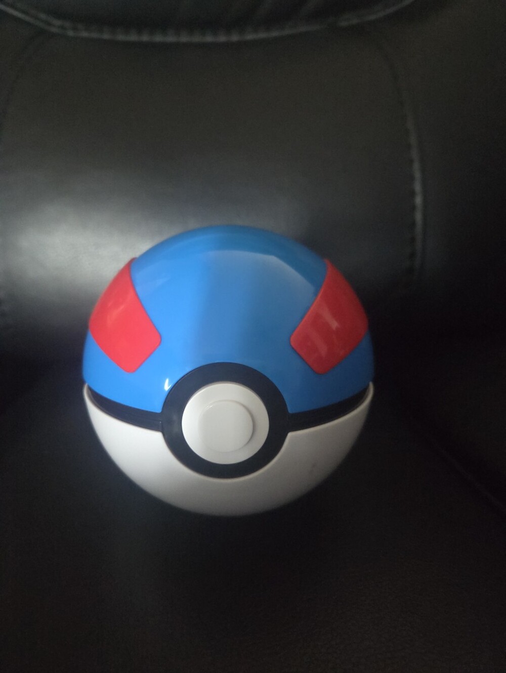 Pokemon Set of 100 Holo/Reverse Holo Cards in Blue, White and Red Poké Ball
